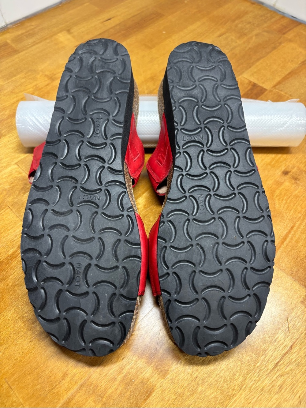 Naot Red Leather Comfort Slide Sandals Gold Chain Accent Size 40 US 9 - Picture 3 of 9